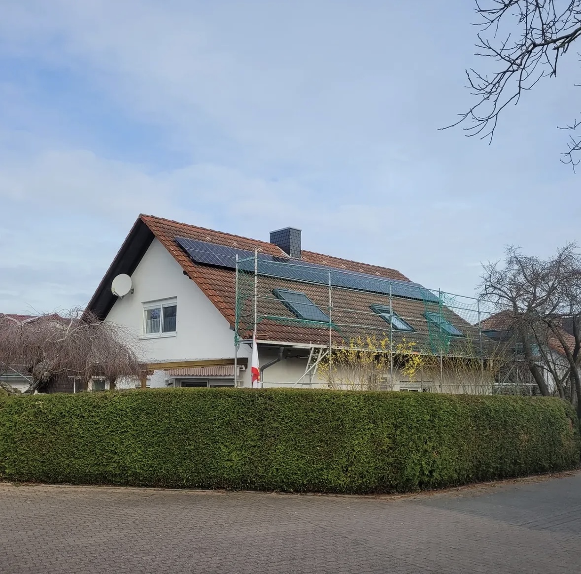 Gerüstbau für die Dachmontage – SBM-Solartechnik (Foto 1)