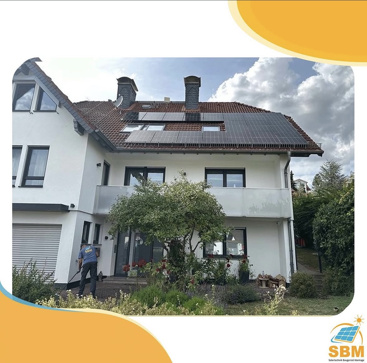 Mitarbeiter von SBM-Solartechnik bei einem Wohnhaus mit Photovoltaikanlage